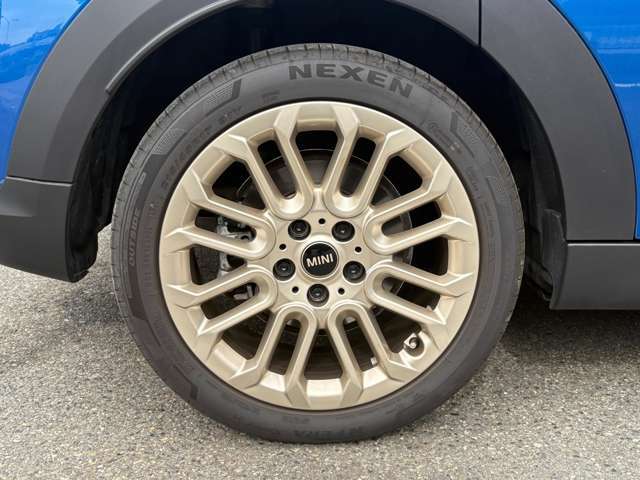 MINIのアロイ・ホイールは、MINIらしさの象徴である、ゴーカート・フィーリングを向上させるために技術の粋を集めて開発されています。