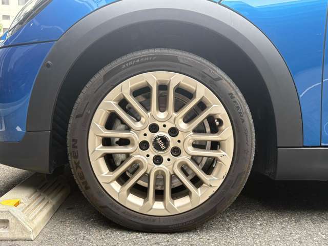 MINIのアロイ・ホイールは、MINIらしさの象徴である、ゴーカート・フィーリングを向上させるために技術の粋を集めて開発されています。