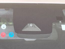 【トヨタセーフティセンス】走行中に前方の車両等を認識し、衝突しそうな時は警報とブレーキで衝突回避と被害軽減をアシスト。より安全にドライブをお楽しみいただけます。