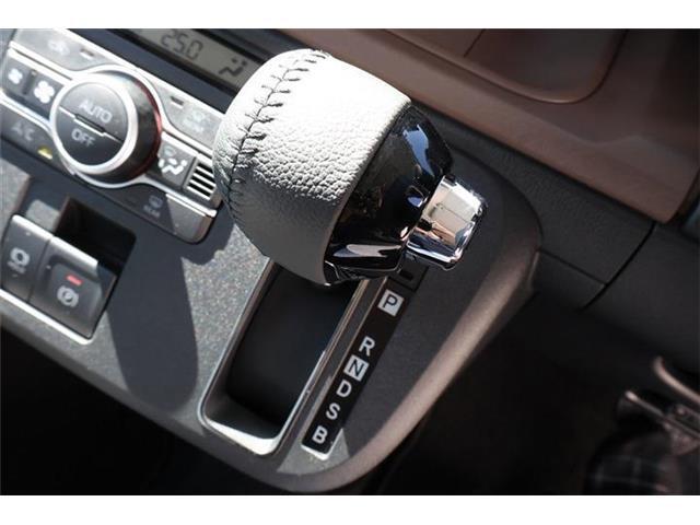 シフト操作がしやすく快適なドライブをお楽しみいただけます。