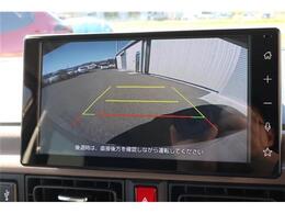 バックモニター付ですので、車庫入れも駐車もラクラクです。