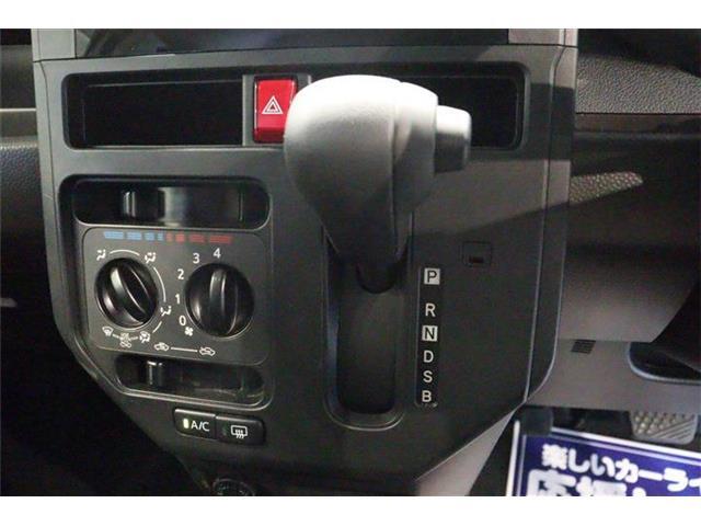 ステアリングホイールからスムーズに持ちかえられるインパネシフトを採用。シフトノブをコンパクト化し、女性でも操作しやすいサイズです