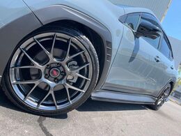 【STI製BBSフレキシブルパフォーマンスホイール】デザイン性の高い純正アルミホイールを装着しております。各種社外アルミホイールや、スタッドレスタイヤも取扱いしております。是非ご相談ください♪
