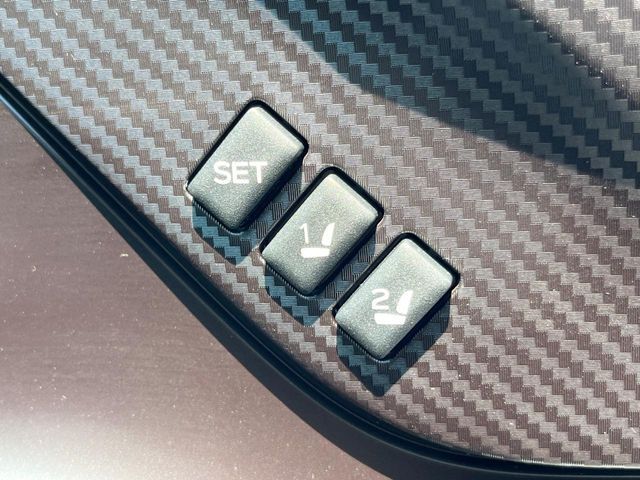 【メモリー機能付きパワーシート】ドライバーごとに設定したシート位置を記憶して、ボタン一つで切り替えできる便利な機能！運転する方が複数名いらっしゃるご家庭におすすめです♪