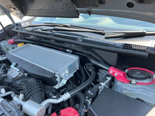 【STIタワーバー】お車の剛性を高めるタワーバーを装備。よりスムーズなコーナリング走行が可能となり、走りも楽しめます。