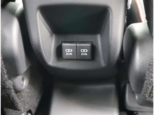 携帯充電用のUSBポートも備え付けられております。