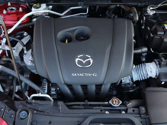 「SKYACTIV-G（ガソリン）」は、規格外の高圧縮を実現し、世界のエンジン技術者に驚きを与えました。さらに、それを維持したままノッキングの発生を抑え、熱効率を向上、走りにも寄与したエンジンです。