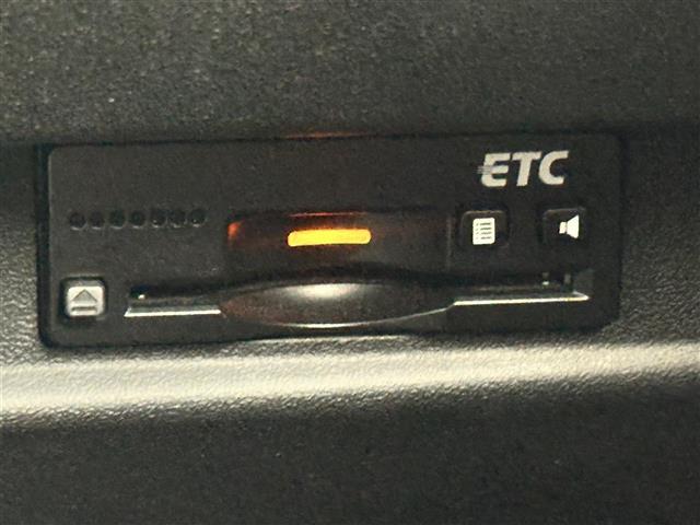 【ETC】有料道路を利用する際に料金所で停止することなく通過できる、ETC車載器（ノンストップ自動料金収受システム機器）が装備されています。セットアップを行うことで利用可能になります。