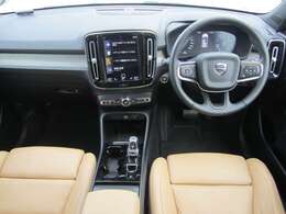 車内は、美しい仕上がりのインテリアが清々しくも落ち着いた雰囲気を醸し出し、独特の居心地のよさを感じさせる、まさにスカンジナビアン・デザインの傑作と呼ぶにふさわしい空間となっています。