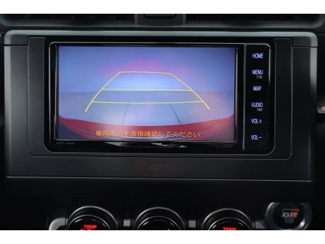 トヨタのT-Connect対応カーナビ（NSZT-W68T）です。SDナビでフルセグTV・DVD視聴出来ます！バックモニター付きで、ギヤーをリバースに入れると自動で切り替わります♪