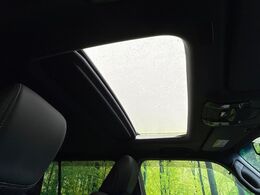 【サンルーフ】開放感たっぷりの希少装備、サンルーフが装着されています！車内に明かりを取り入れたり景色を楽しむ以外にも、車内の空気も簡単に換気できて快適です！