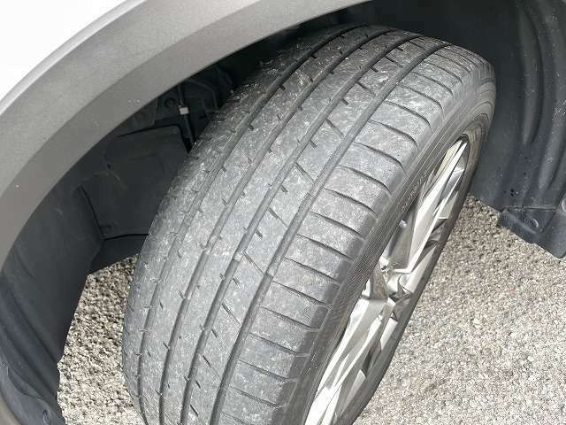 タイヤの溝はまだ半分ほど残っておりますので、ご購入後も安心してのっていただけると思います。