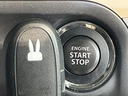 【キーレススタートシステム】カバンやポケットに入れたままでもドアの施錠・解錠が可能なスマートキーを装備。エンジンのオン・オフ時もカギを取り出す必要が無いからとっても便利です♪