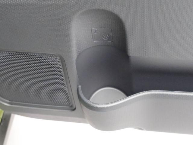 カップホルダーは運転席や助手席からちょうど手の届く位置です！！