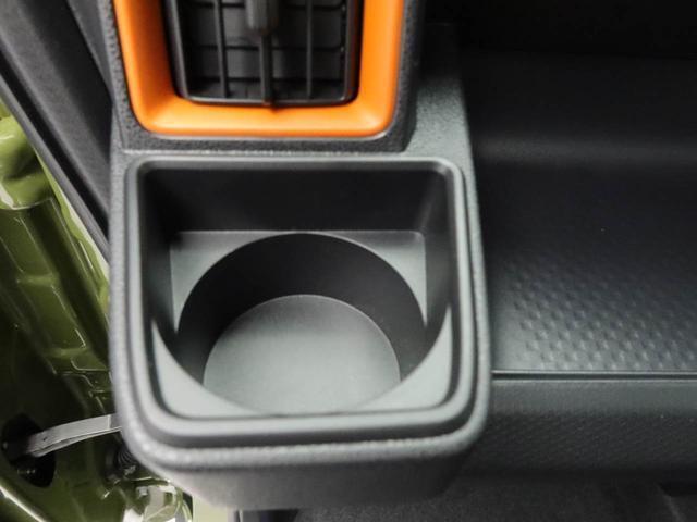 カップホルダーは運転席や助手席からちょうど手の届く位置です！！