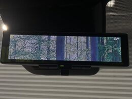 【インテリジェントルームミラー】後席の大きな荷物や同乗者で後方が確認しづらい時でも安心！カメラが撮影した車両後方の映像をルームミラー内に表示。クリアな視界で状況の確認が可能です！