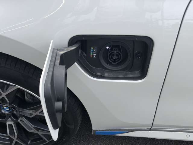 LEDヘッドライト。先進のLEDテクノロジーを採用。照射される白色光の周波特性は太陽に近く、バイキセノンヘッドライトを上回るコントラストでさらに明るく輝きます。悪天候の日でも優れた視認性を発揮します。