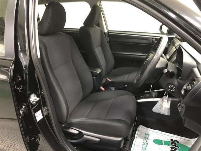 サイド部が張り出したシートはカーブの際もドライバーの体を支えてくれるので、安定した着座姿勢で運転ができます。