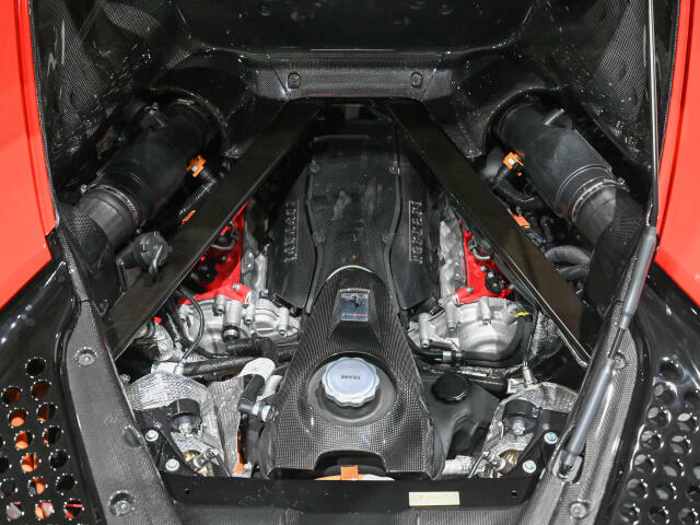 V8 ツインターボエンジンからは780cv、3基のモーターからは220cvを出力し、システム合計出力は1000cvとなります。