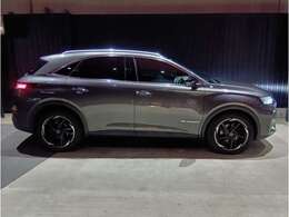 パフォーマンスライン限定のボディカラーに加えて、個性的でエレガントなフォルムをしています。※本車両は弊社納車整備場にて展示中、ご覧になられる際は事前にご連絡下さい