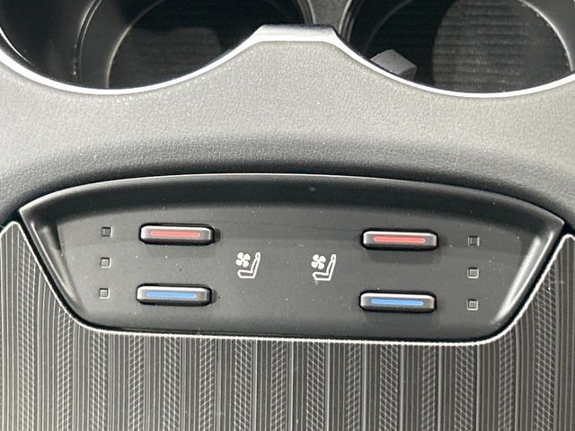 【シートベンチレーション】夏場は涼しい風でお尻や背中の熱やムレを防ぎ、冬はエアコンよりも早く温まってポカポカに！季節を問わず快適に過ごせます。