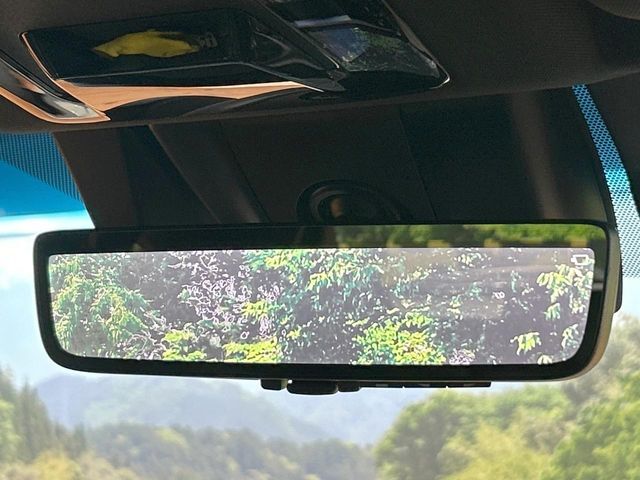 【デジタルインナーミラー】後席の大きな荷物や同乗者で後方が確認しづらい時でも安心！カメラが撮影した車両後方の映像をルームミラー内に表示。クリアな視界で状況の確認が可能です！