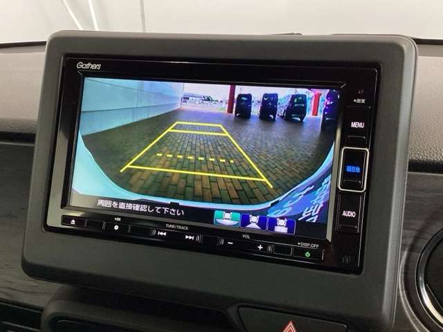 リバースギアに入れるだけで後方の表示へ切り替わります。夜間や雨の日の駐車も楽になりますよ。