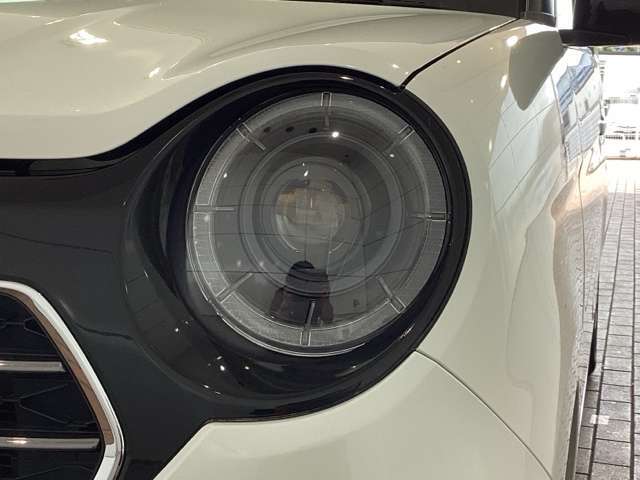 LEDヘッドライトは、点灯の瞬間から最大光量を発揮し、突然暗くなるトンネルなどでの安定感を高めます。