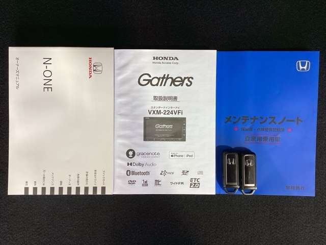 スマートキーは鍵をバッグに入れたままでもドアロックの開閉やエンジンのON・OFFができます。夜間や雨の日も鍵を探さなくて良いので便利です。