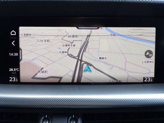 地デジチューナー内臓型、多機能タッチパネルメモリーナビゲーションを装備しています。