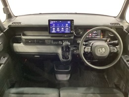 車内は光触媒抗菌消臭施工済です。スタイリッシュなデザインでスポーティなインパネ周りを演出します。グローブボックスやカップホルダーのほかにトレーなどたくさんの収納スペースが付いています。