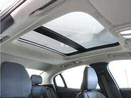 屋根一面まるごととも言える特大サイズのチルトアップ機構付電動パノラマ・ガラス・サンルーフ。晴天時はもちろん、雨天・曇天時にもブラインドを開けることで常に開放的な車内空間を実現させてくれます。