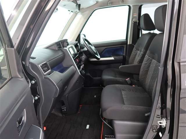 高いホールド性で運転姿勢が安定します。長距離ドライブでも疲れにくいのが魅力です。快適なドライビングライフをお送りください♪