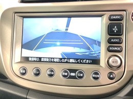 リバースギアに入れるだけで後方の表示へ切り替わります。夜間や雨の日の駐車も楽になりますよ。
