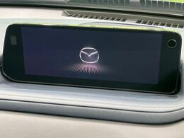 【メーカー純正ナビ】インテリアに溶け込むスタイリッシュな「専用設計」メーカーナビを装備♪視認性や操作性など基本性能にも優れ、より上質なカーライフをお楽しみいただけます。