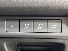 【メモリー機能付きパワーシート】ドライバーごとに設定したシート位置を記憶して、ボタン一つで切り替えできる便利な機能！運転する方が複数名いらっしゃるご家庭におすすめです♪