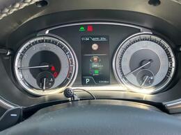 メーターパネルはシルバーとメッキ加飾が施され、中央部にカラー液晶インフォメーションディスプレイを内蔵したデザイン！