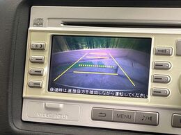 【バックカメラ】駐車時に後方がリアルタイム映像で確認できます。大型商業施設や立体駐車場での駐車時や、夜間のバック時に大活躍！運転スキルに関わらず、今や必須となった装備のひとつです！