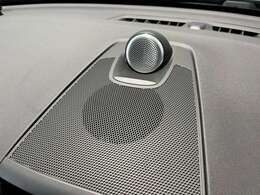 スピーカーはイギリスの高級オーディオメーカー「Bowers ＆ Wilkins」の物が装備されております。クリアで包み込まれるようなダイナミックなサウンドをお楽しみいただけます。