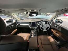 車内は、珍しい「マルーンブラウン」という柔らかな茶色のカラーインテリアとなっております。