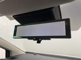 【インテリジェントルームミラー】リアカメラの画像を液晶モニター（ルームミラー）に写して、後部座席の人で視界が遮られたり、夜間や悪天候の時なども、クリアな後方視界を確保するため安心です。