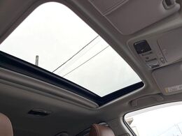 【サンルーフ】開放感たっぷりの希少装備、サンルーフが装着されています！車内に明かりを取り入れたり景色を楽しむ以外にも、車内の空気も簡単に換気できて快適です！