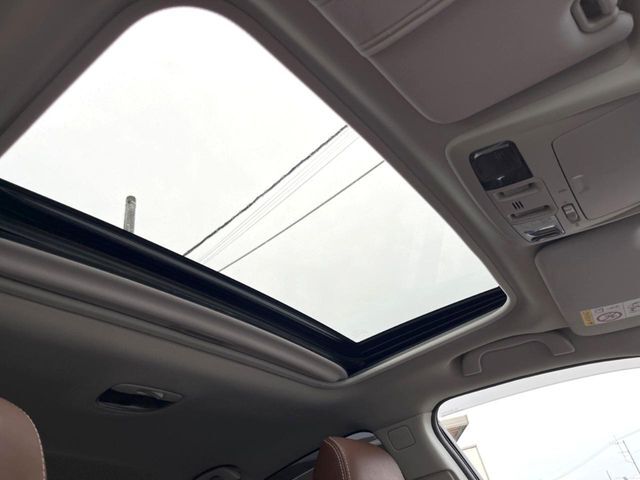 【サンルーフ】開放感たっぷりの希少装備、サンルーフが装着されています！車内に明かりを取り入れたり景色を楽しむ以外にも、車内の空気も簡単に換気できて快適です！