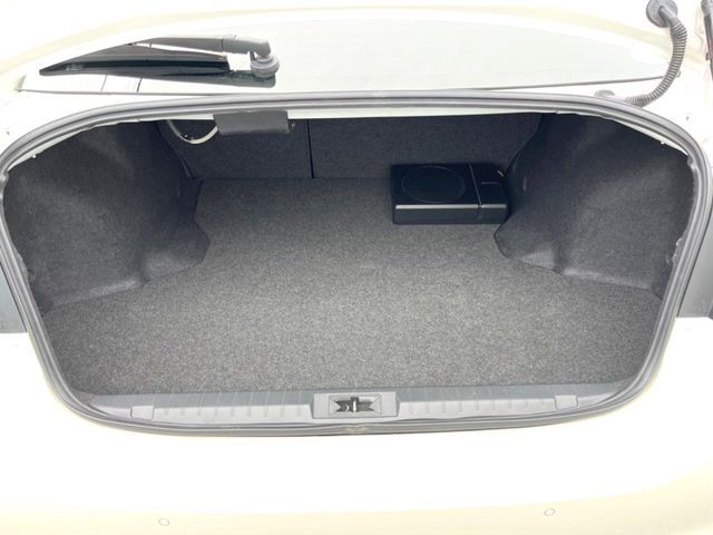 積み下ろしのしやすいデッキにはたっぷりと荷物を積み込んでいただけます。遊びから仕事まで、様々なシーンで頼れます♪