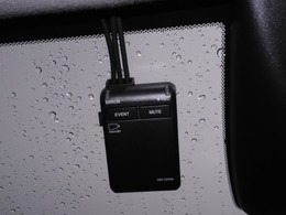◆ドライブレコーダー◆映像・音声などを記録する自動車用の装置です。　もしもの事故の際の記録はもちろん、旅行の際の思い出としてドライブの映像を楽しむことができます。