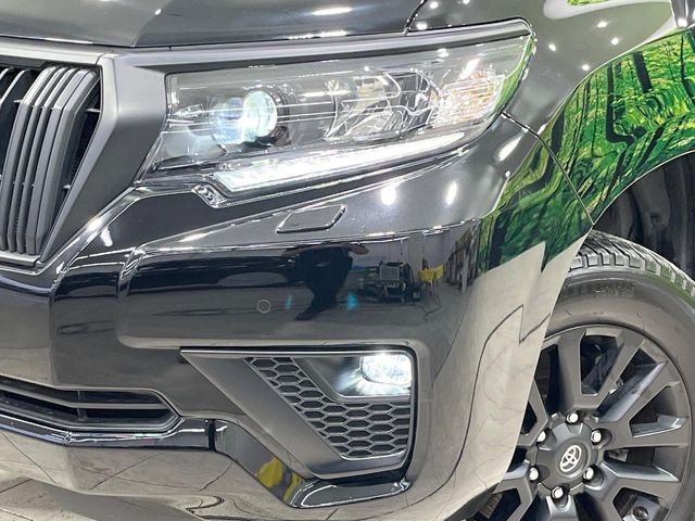 【LEDヘッドライト】悪天候や夜間走行時も良好な視界を確保し安心して運転できる高輝度LEDヘッドライトを装備！点灯速度が早く、消費電力も抑えられています。