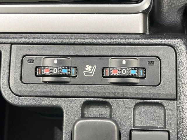 【シートベンチレーション】夏場は涼しい風でお尻や背中の熱やムレを防ぎ、冬はエアコンよりも早く温まってポカポカに！季節を問わず快適に過ごせます。