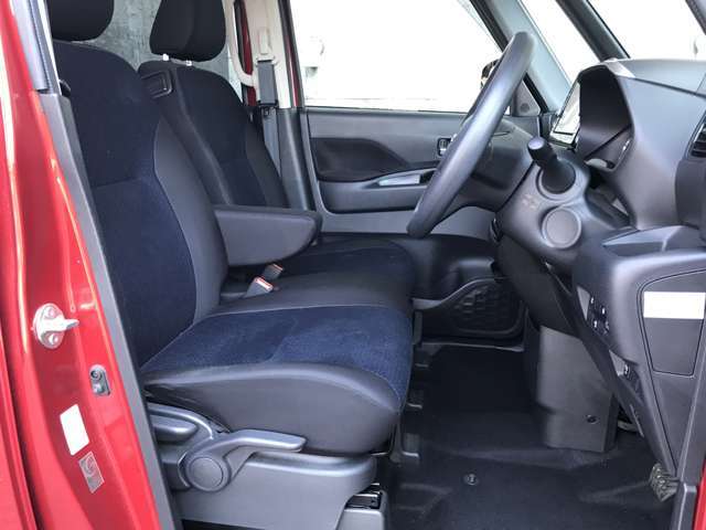 足元スッキリ、運転席・助手席