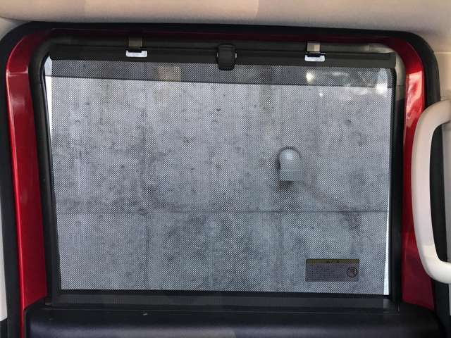 セカンドシートの窓は眩しい光を防いでくれるサンシェードがついています