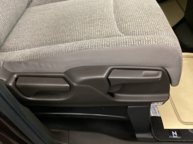 手動のレバーを使って、シートの高さや背もたれの角度を変えることができます。